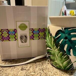 Scentsy Rainforest Fern Warmer - Green and White